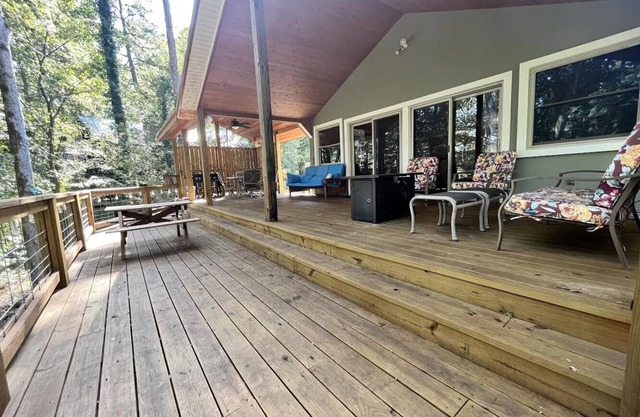 Lakeside Lodge for family fun with game room and covered deck! Fish & Swim!!!