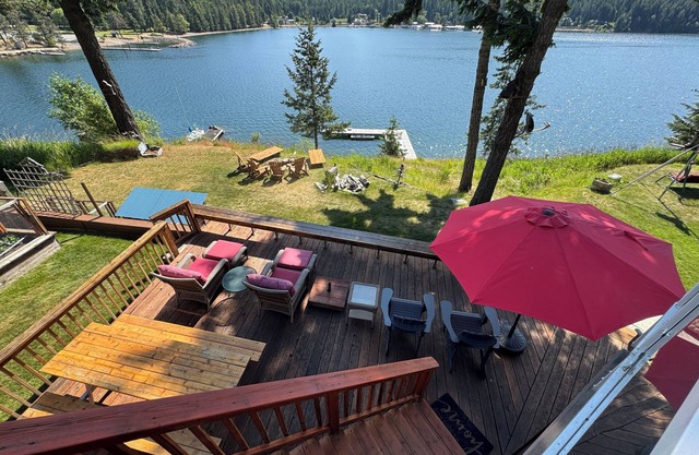 LAKESIDE LODGE. GARFIELD BAY WATERFRONT. TWO DECKS. DOCK. GREAT MOUNTAIN VIEWS.