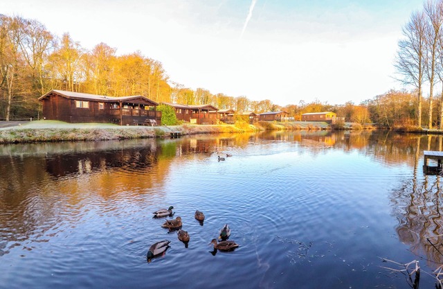 LAKESIDE LODGE, pet friendly, character holiday cottage in Garstang