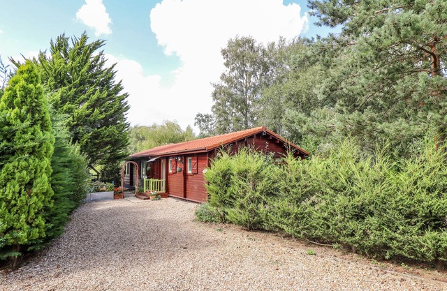 LAKESIDE LODGE RETREAT, pet friendly, with hot tub in Tattershall