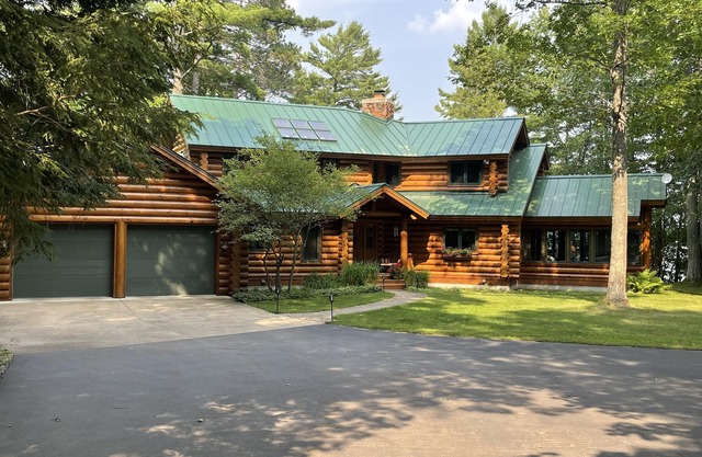 Lakeside Lodge Vacation Rental. See discounts below for less than 12 people.