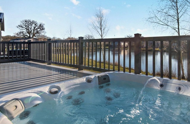 Lakeside Lodge with hot tub