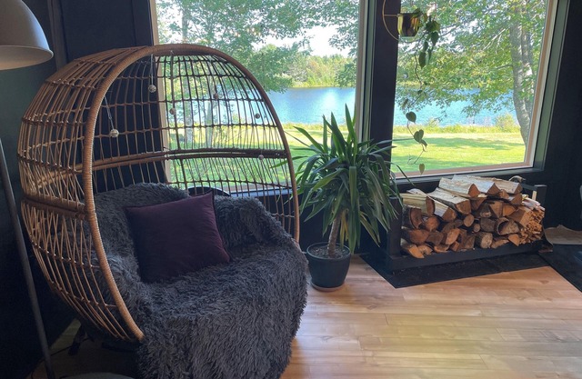 Lakeside Lodge with hot tub, wood stove and kayaks!