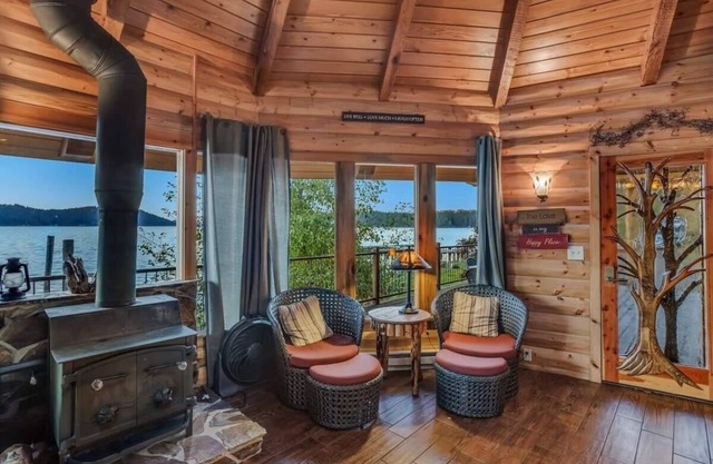 Lakeside Loft | Beautiful Waterfront Log Cabin
