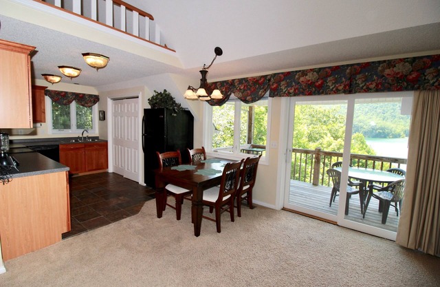 NEU! Das Lakeside Lookout bietet einen herrlichen Blick auf den Norris Lake, ein Loft und ein eigenes Dock!