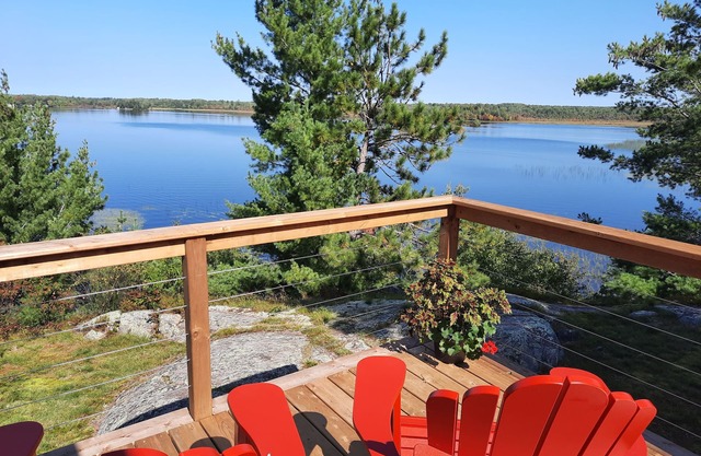Lakeside Lookout on Fish Bay Lake Nipissing Ontario Canada, 3 bedroom cottage.