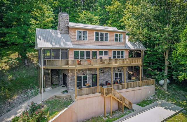 Lakeside Lookout on Center Hill Lake - 4 bedroom lakeside home