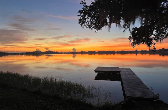 Lakeside Lounger 12 Hours of Sebring, 15 min drive. Sleeps 7, on the lake.