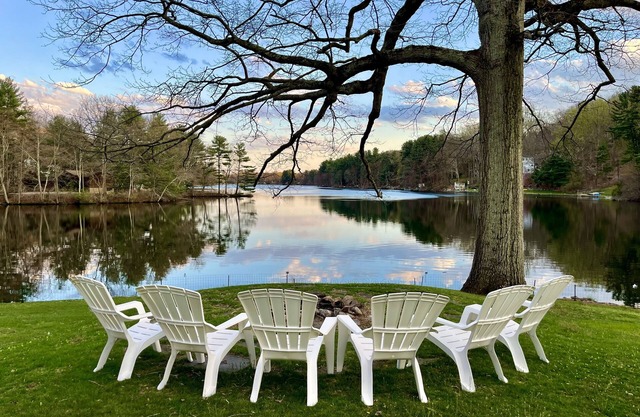 Lakeside luxury: beautiful, relaxing 4 bedroom home