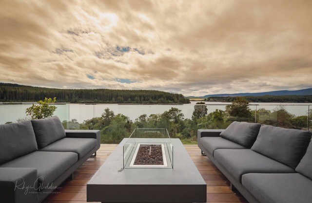 Lakeside Luxury Retreat with Boat Charter Option