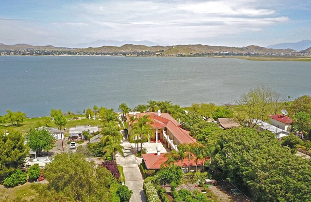 Lakeside Mansion Waterfront Family Reunions + Events!
