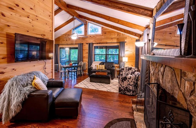 Lakeside Mountain Oasis - 3 Bedroom Cabin with Outdoor Hot Tub
