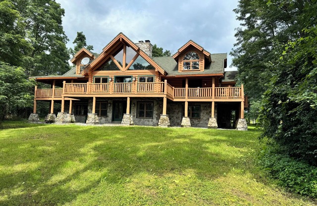 Lakeside- Mountain View Lodge on Lake Champlain in delightful Bridport