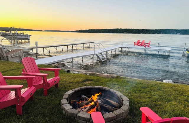 Lakeside, New Large Dock & Mooring Ball. On beautiful Lake Charlevoix 🥂