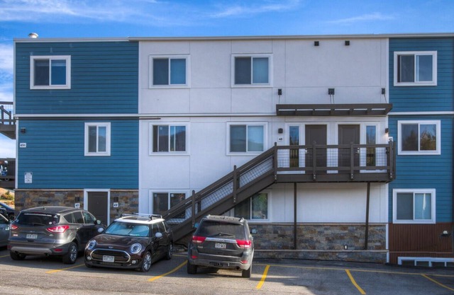 Lakeside One-Bedroom with Balcony/Views! Close to Keystone.