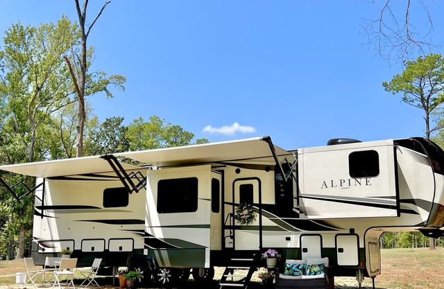 "Lakeside Paradise: RV Sleeps 6 @Lake Sam Rayburn - The Perfect Getaway Awaits!"