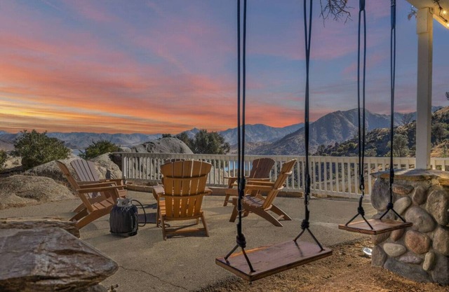 Lakeside Paradise Clam Getaway- Hot Tub, Fire pit, Lake Views, Games