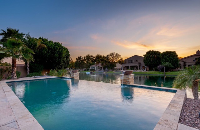 Lakeside Property mit Infinity-Pool und Whirlpool