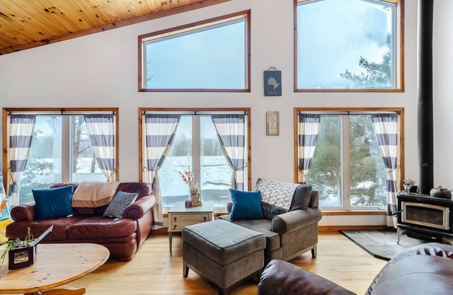 Lakeside Retreat: 5-BR Cottage in Parry Sound