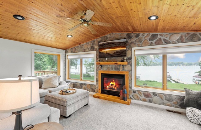 Lakeside Retreat- 7beds/4bd/2ba! Family and pet friendly!
