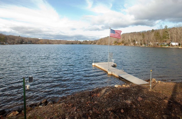 Lakeside Retreat Close to UCONN