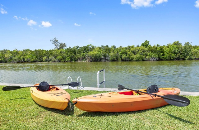 Lakeside Retreat! Kayaks, Firepit, BBQ, WiFi & More – Near Beaches, Fishing & Outdoor Adventures!