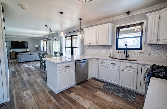 Lakeside Retreat on 2 acres, Fire Pit, Large Deck, King Bed, Bunk Room, Modern