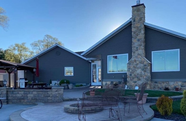 Lakeside Retreat on Pigeon Lake