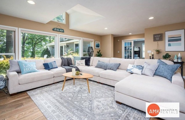 Lakeside Retreat - Waterfront, Quiet Neighborhood
