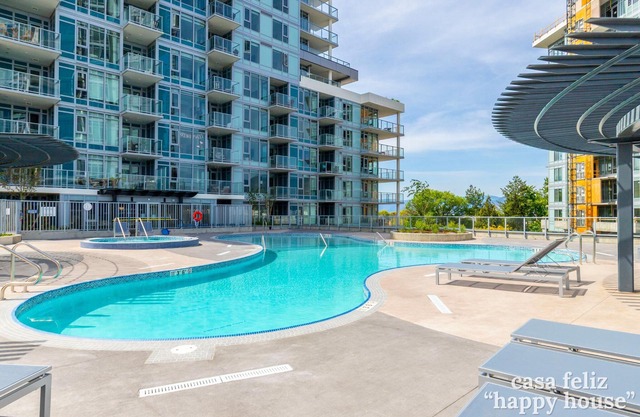 Lakeside Retreat w/Rooftop Pool, Hot Tub, Firepits & BBQs – 10 min to Downtown