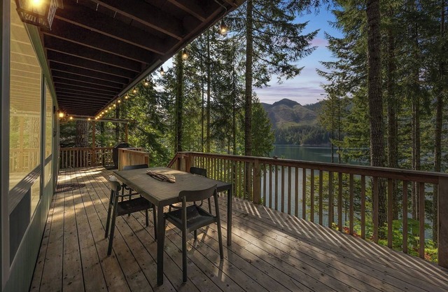 Lakeside Retreat – Waterfront Cabin with Dock, Sauna on Lake Cushman