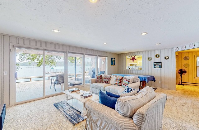 Lakeside retreat with a dock, firepit, grill, board games, jetted tub, and W/D