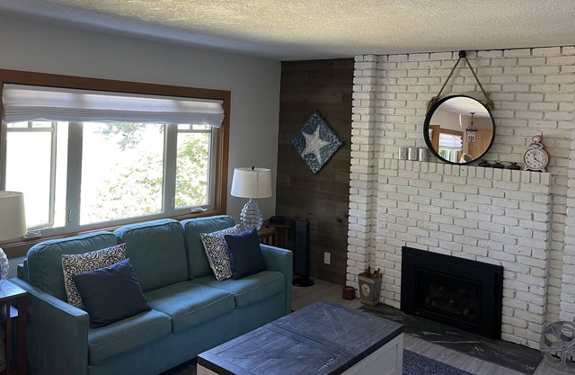 "lakeside Serenity: Your Perfect Retreat at our Charming Lake Cottage"