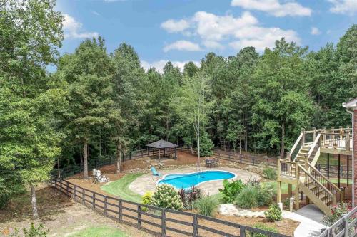 Lakeside Spacious Pool Retreat