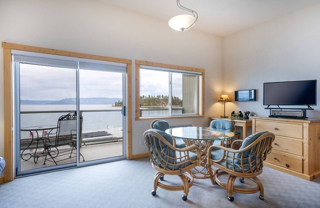 Lakeside Studio Retreat!