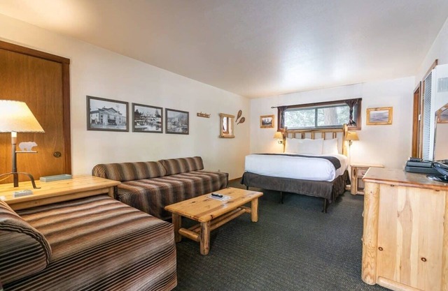 Lakeside Studio - Steps from the Beach!