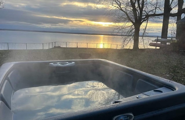 Lakeside Sunrise Cottage with hot tub
