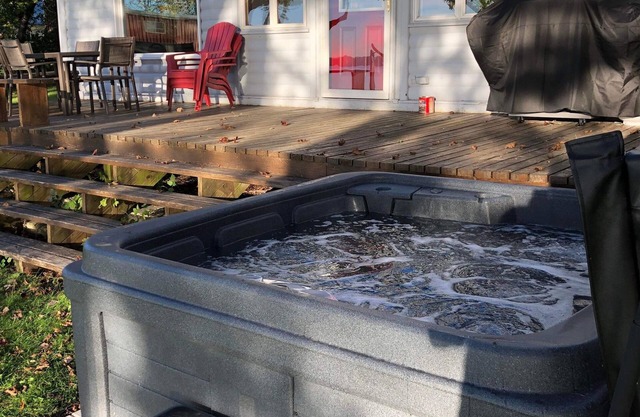 Lakeside Sunset Cottage & Hot tub