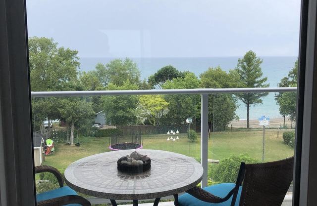 Lakeside Terrace: 1br Kincardine Waterfront Suite