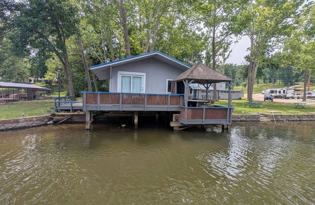 Lakeside Tiki Cottage-1 bedroom Studio cottage in delightful Gravois Mills