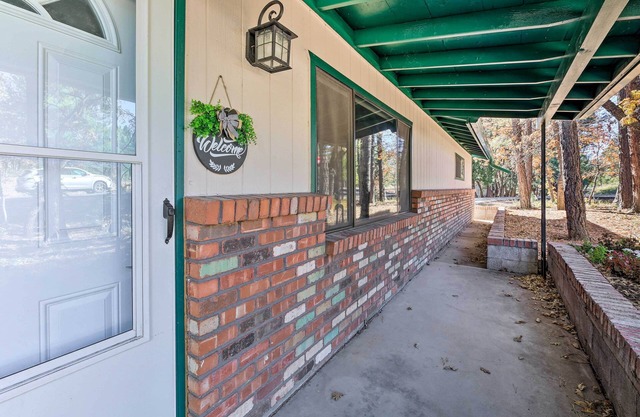 Deck & Game Room: 'lakeside Traditions' Home!