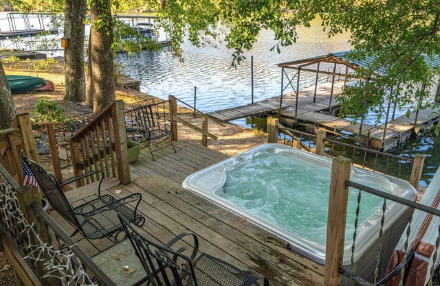 4 Br / 2 Ba Lake House, w / Pool Whirlpool, 2 Kajaks und ein Kanu