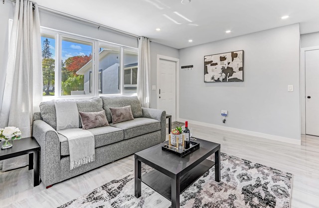 Lakeside View: Trendy design & Near Beach