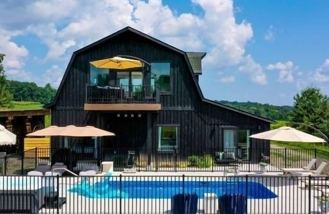 Lakeside Villa with Pool and Hot Tub and Vineyard