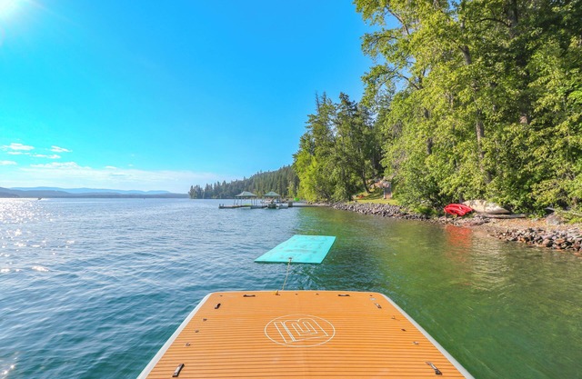 "No Ka Oi" Seeufer Whitefish Cottage mit EZ Dock!