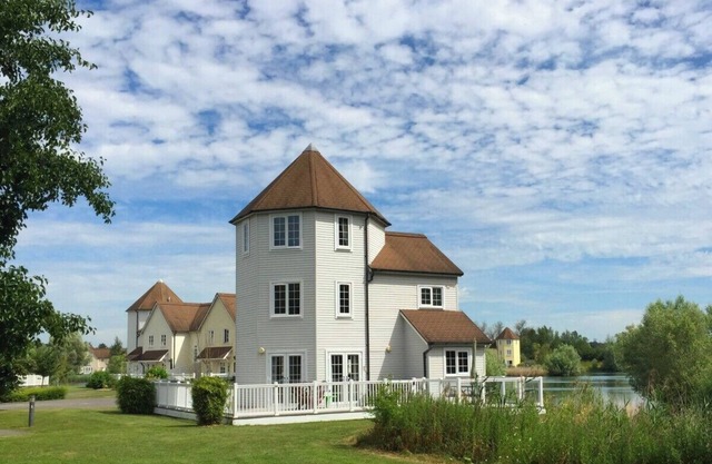 Familien- und babyfreundliche Lakeside Lodge mit Whirlpool in Wohnanlage.