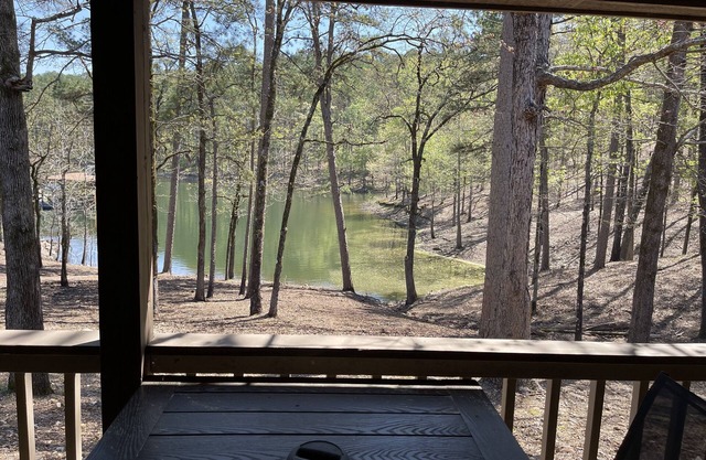Lakeview- 2 Bedroom, 2 Bath Cottage with deck & hot tub