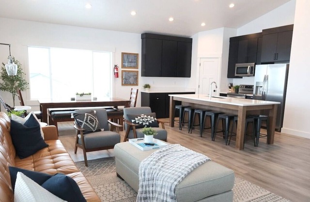 Lakeview at Bear Lake · New! Spacious home w/lakeview, movie room, hot tub