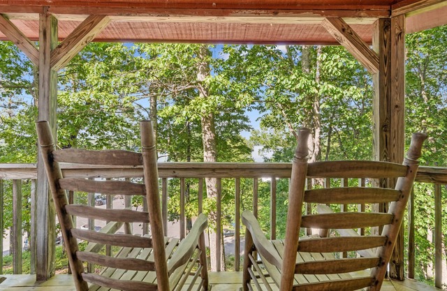 Lakeview Cabin #5 at Carters Lake, includes free boat slip at the marina