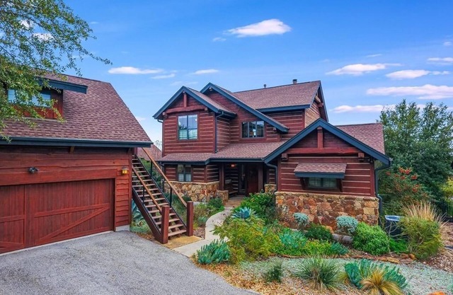 Lakeview Cabin w/ Resort Style Pools, pickleball, N. Shore Marina on Lake Travis